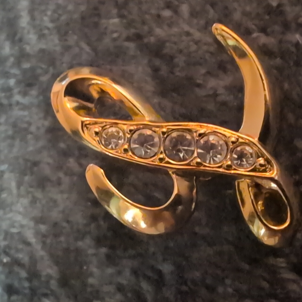 Lovely Vtg Avon Initial Pin